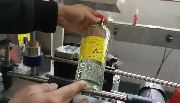 全自动酒瓶贴标机---圆瓶瓶身一面标签